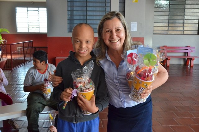 You are currently viewing Crianças da rede municipal e estadual de ensino são agraciadas com lembranças da Secretaria Municipal de Educação