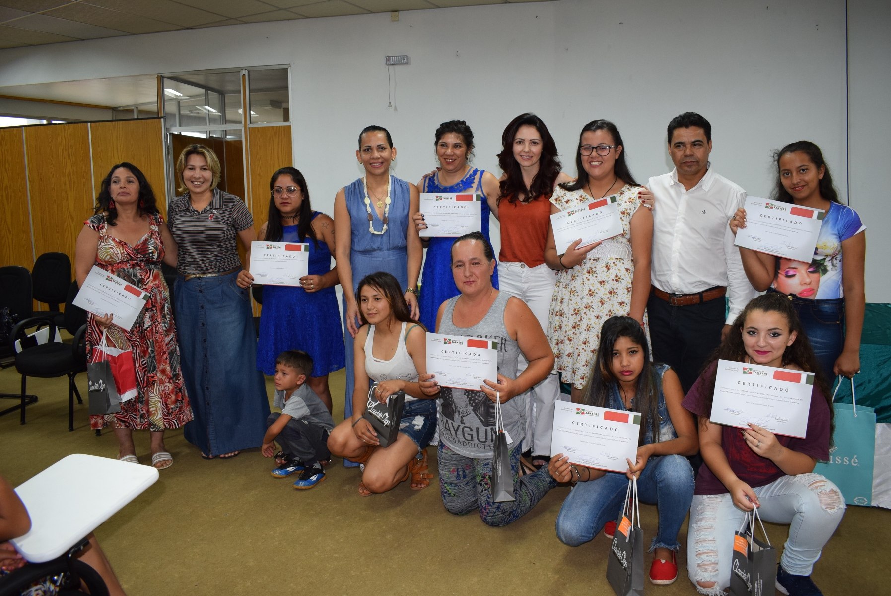 You are currently viewing Curso promovido pela Secretaria Social de Xanxerê forma auxiliares de cabeleireiro