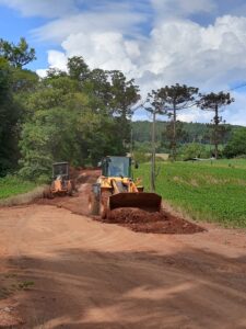 Read more about the article Prefeita Clori Peroza e secretário de Obras e Infraestrutura acompanham os trabalhos de melhorias nas estradas do interior
