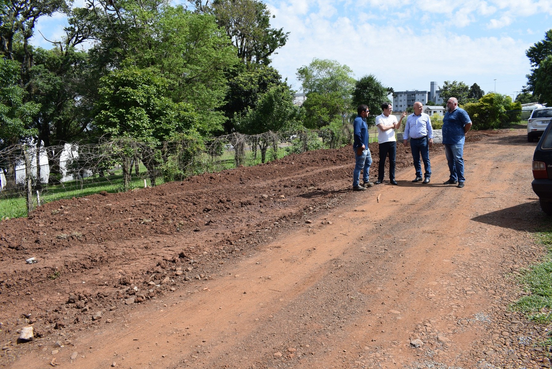 Read more about the article Prefeito em exercício conversa com empresários sobre pavimentação asfáltica