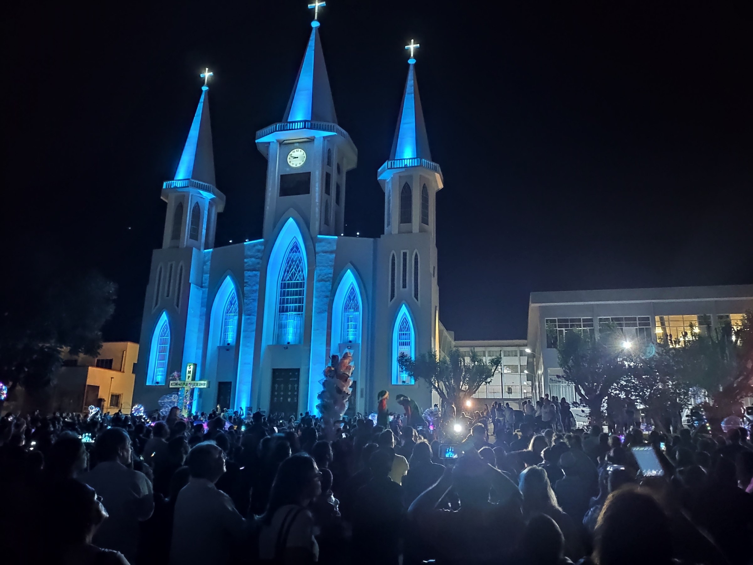 You are currently viewing Iluminação da Igreja Matriz proporciona espetáculo na abertura do Natal