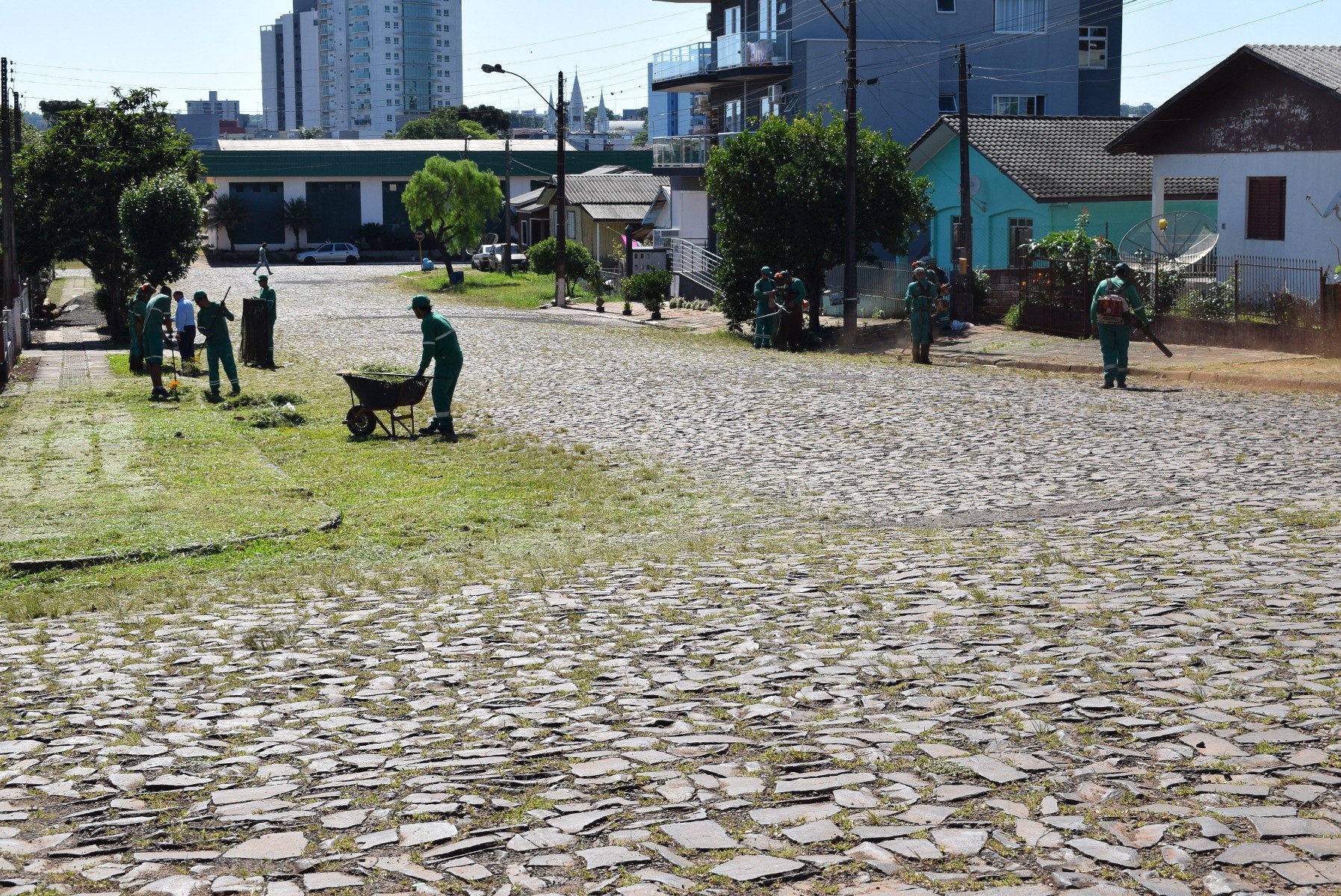 You are currently viewing Equipes fazem a limpeza das ruas no bairro Veneza