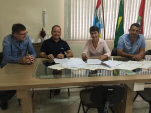 Read more about the article Prefeita Clori Peroza assina contrato para aquisição de Escavadeira Hidráulica