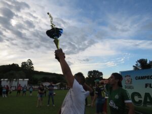 Read more about the article Equipes indígenas erguem a taça de campeões do Campeonato Municipal de Futebol de Campo de Ipuaçu