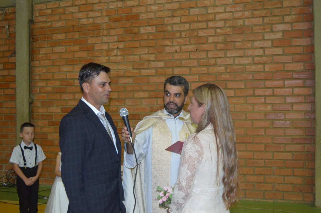 Read more about the article Sete casais oficializam matrimônio em casamento comunitário em Passos Maia
