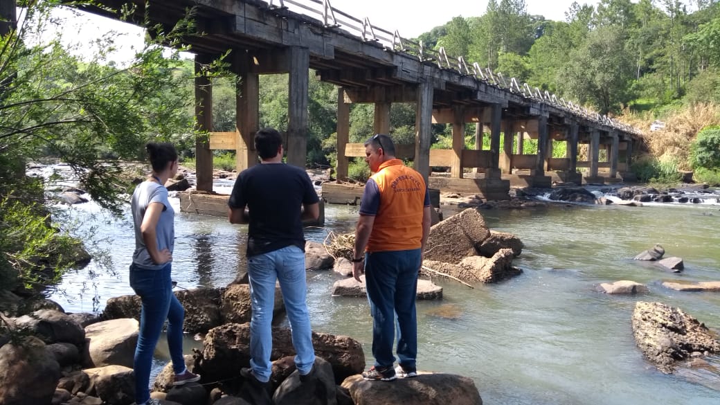 Read more about the article Prefeitura de Marema e Defesa Civil avaliam reconstruir a ponte sobre o Rio Chapecozinho