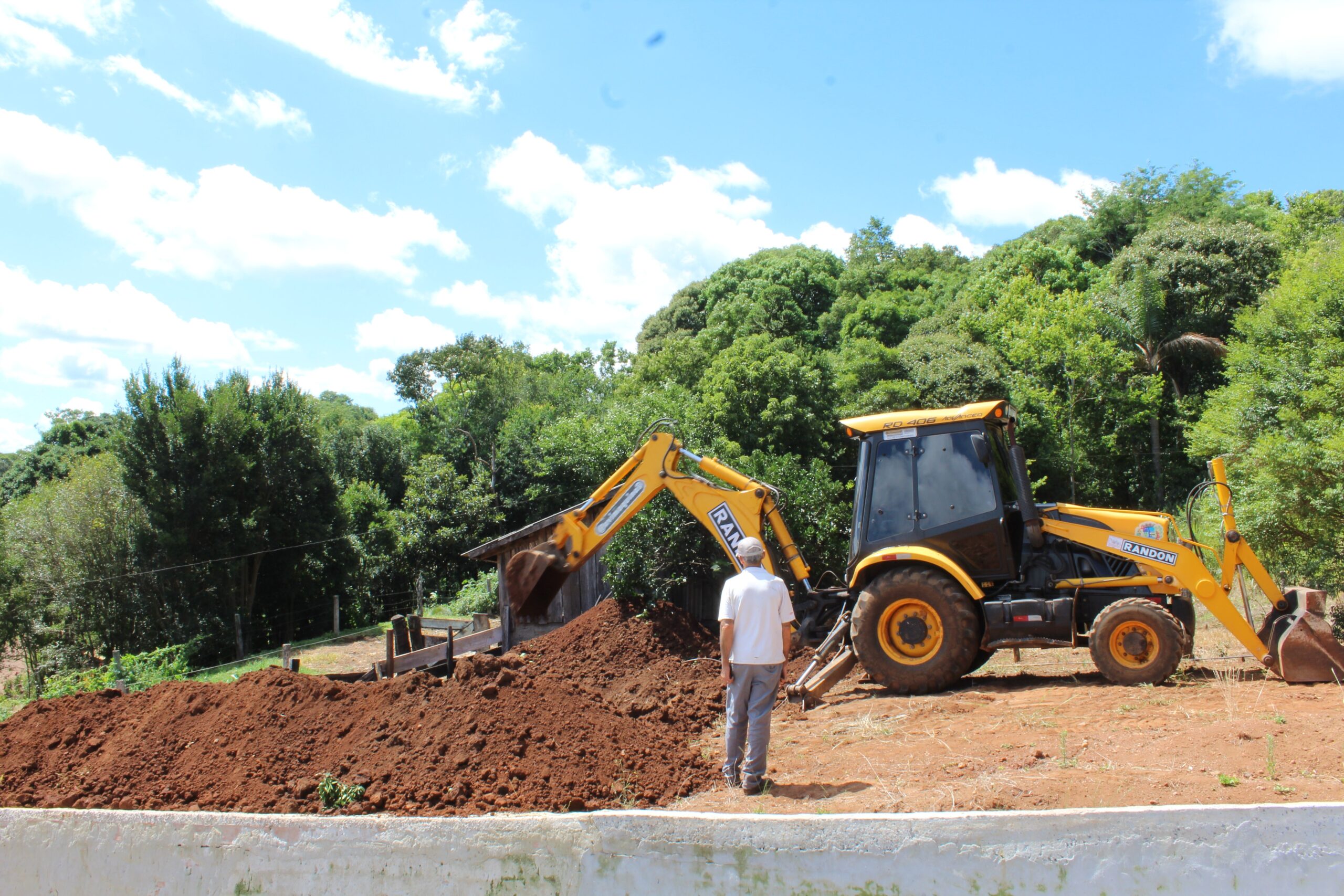 You are currently viewing Prefeitura inicia construção de novos silos nas propriedades rurais do município
