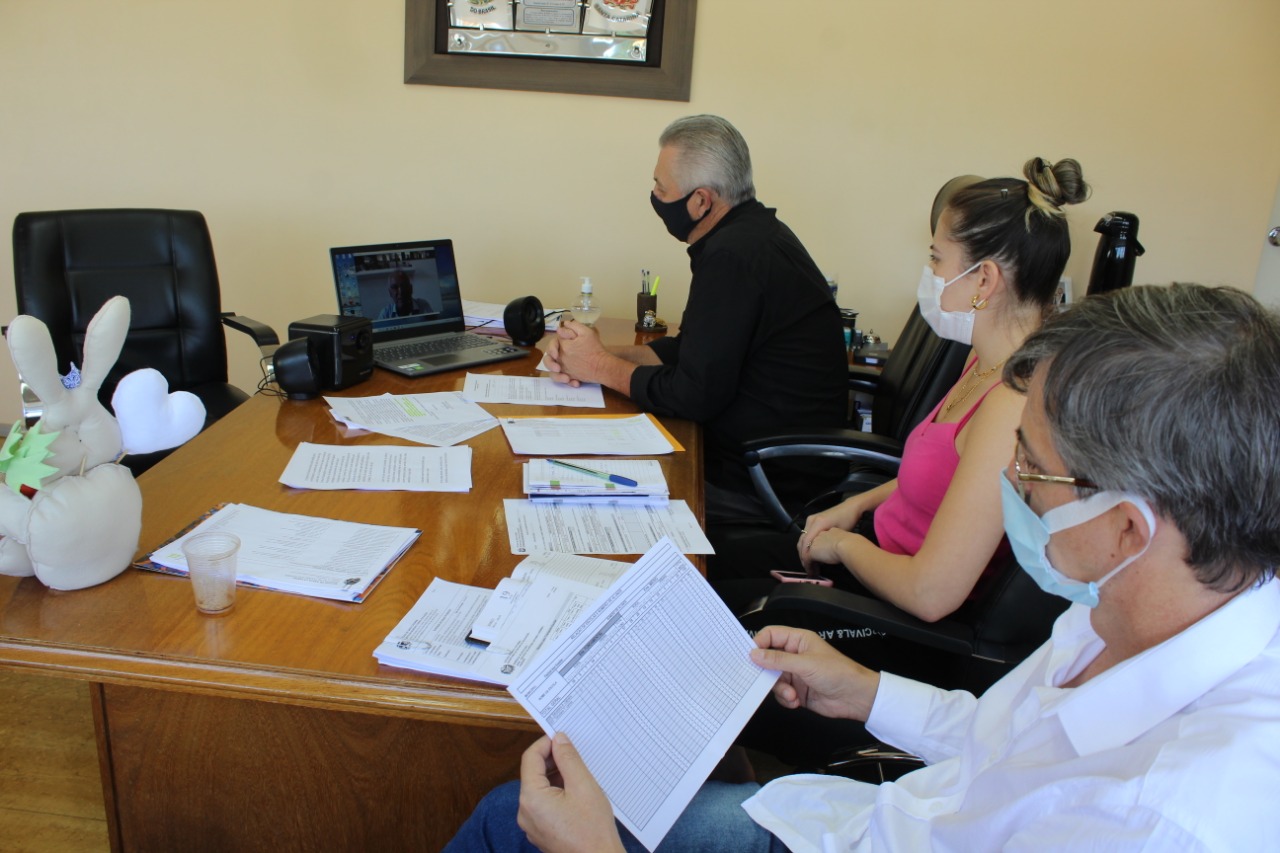 You are currently viewing Transporte escolar e auxilio ao HRSP são temas de Assembleia de Prefeitos da AMAI