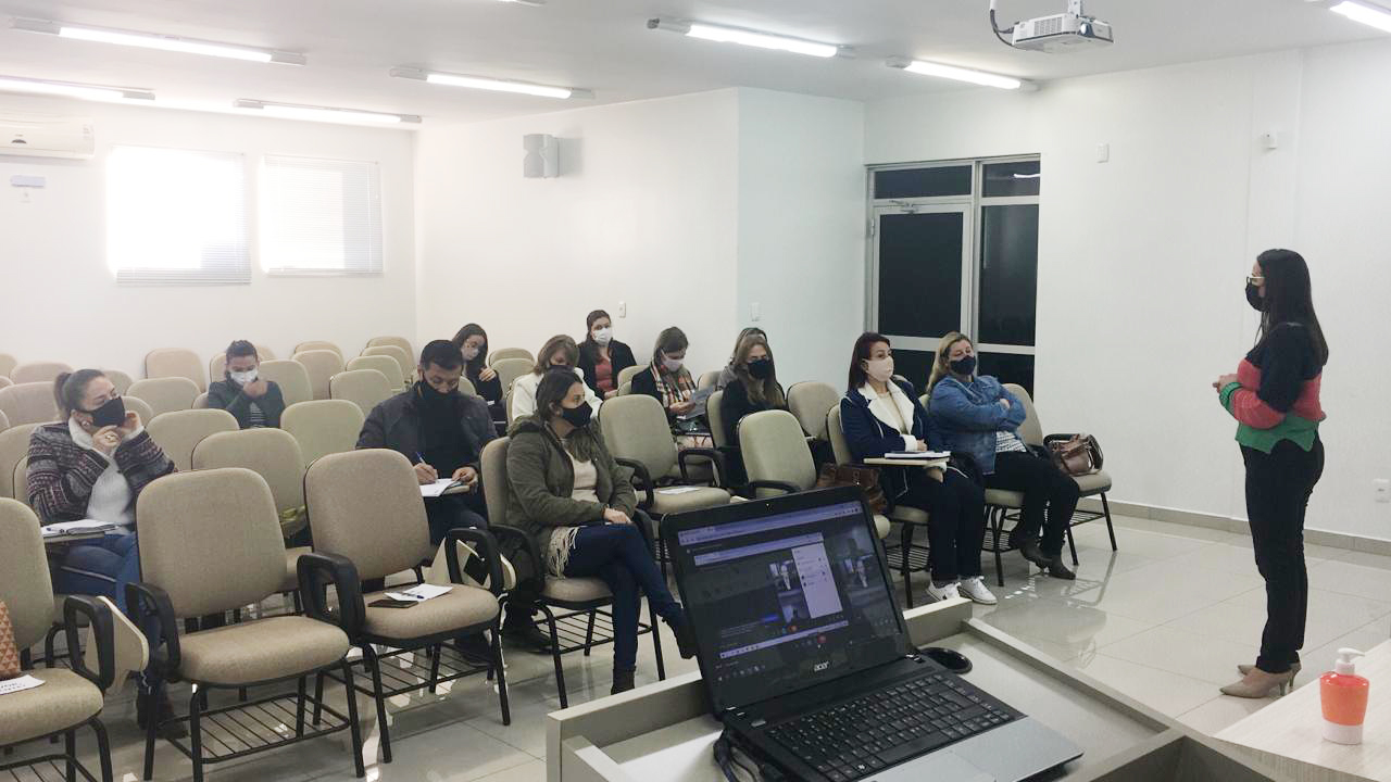 Read more about the article Colegiado de Educação da AMAI realiza reunião com mais de 15 temas