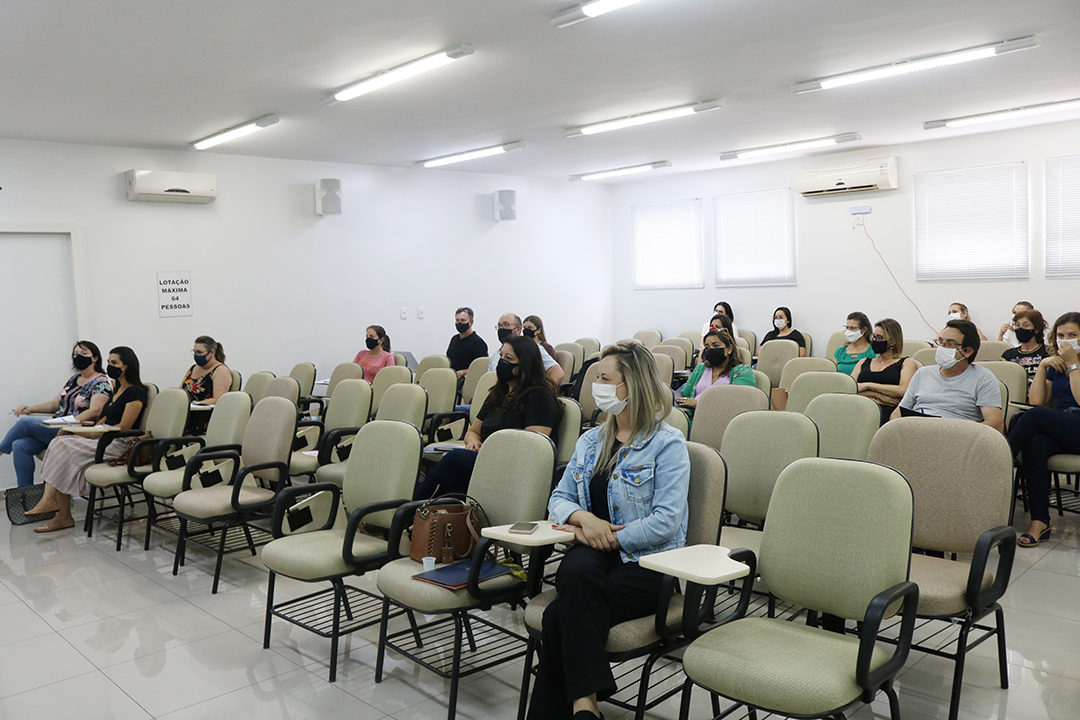 Read more about the article Servidores participam de Curso sobre o eSocial na AMAI