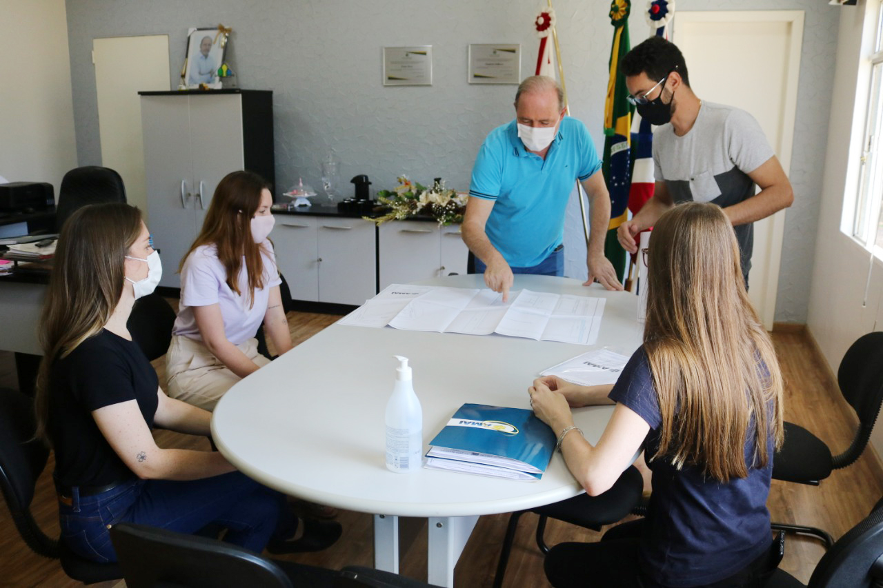 Read more about the article AMAI entrega projeto para quadra escolar em Passos Maia