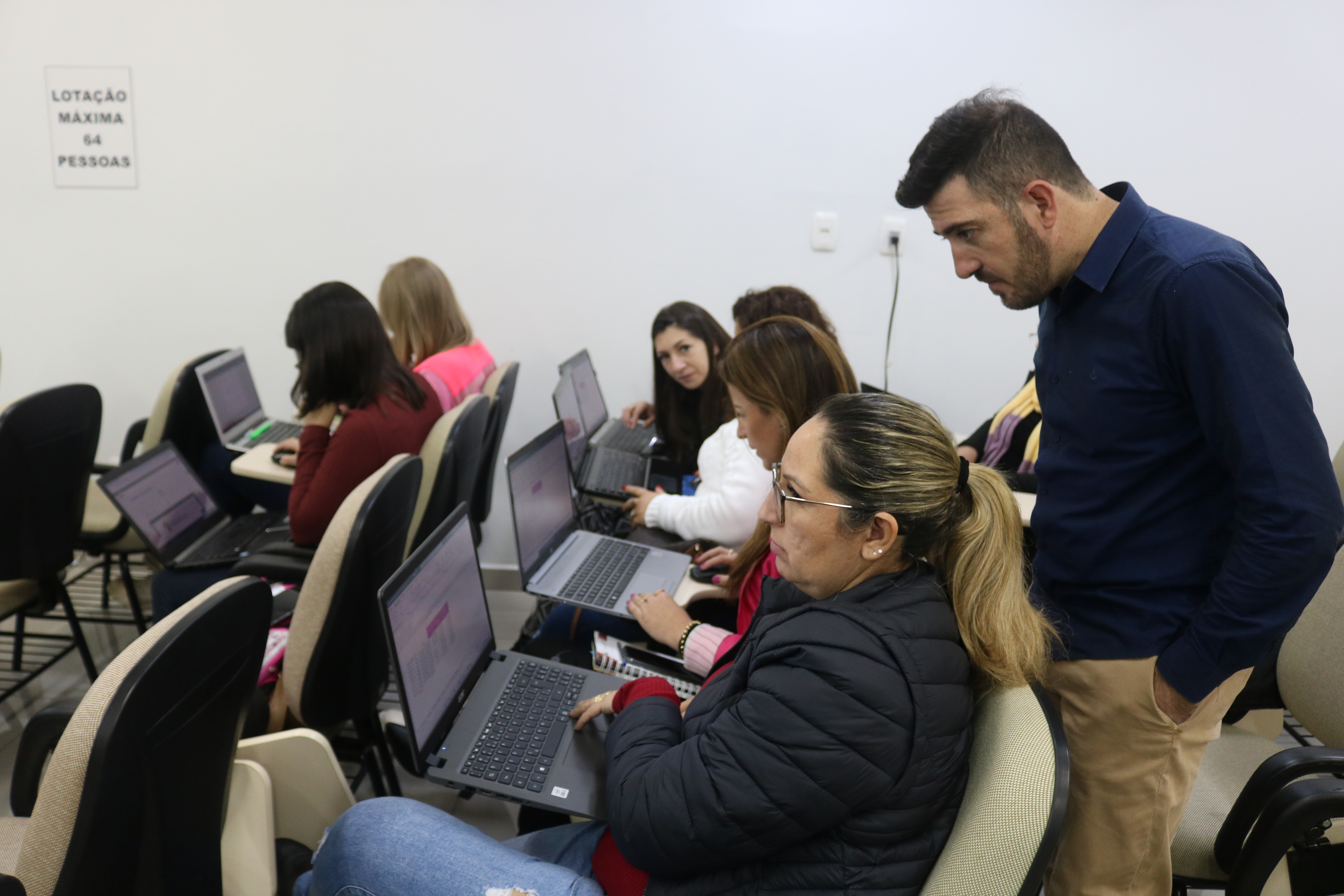 Read more about the article Servidores da região participam de curso de Excel promovido pela AMAI