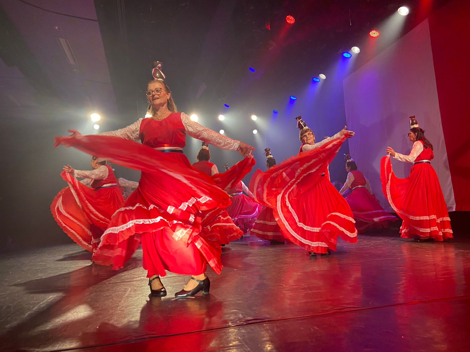 You are currently viewing Idosas de Ipuaçu brilharam no palco principal do maior festival de dança do mundo em Joinville