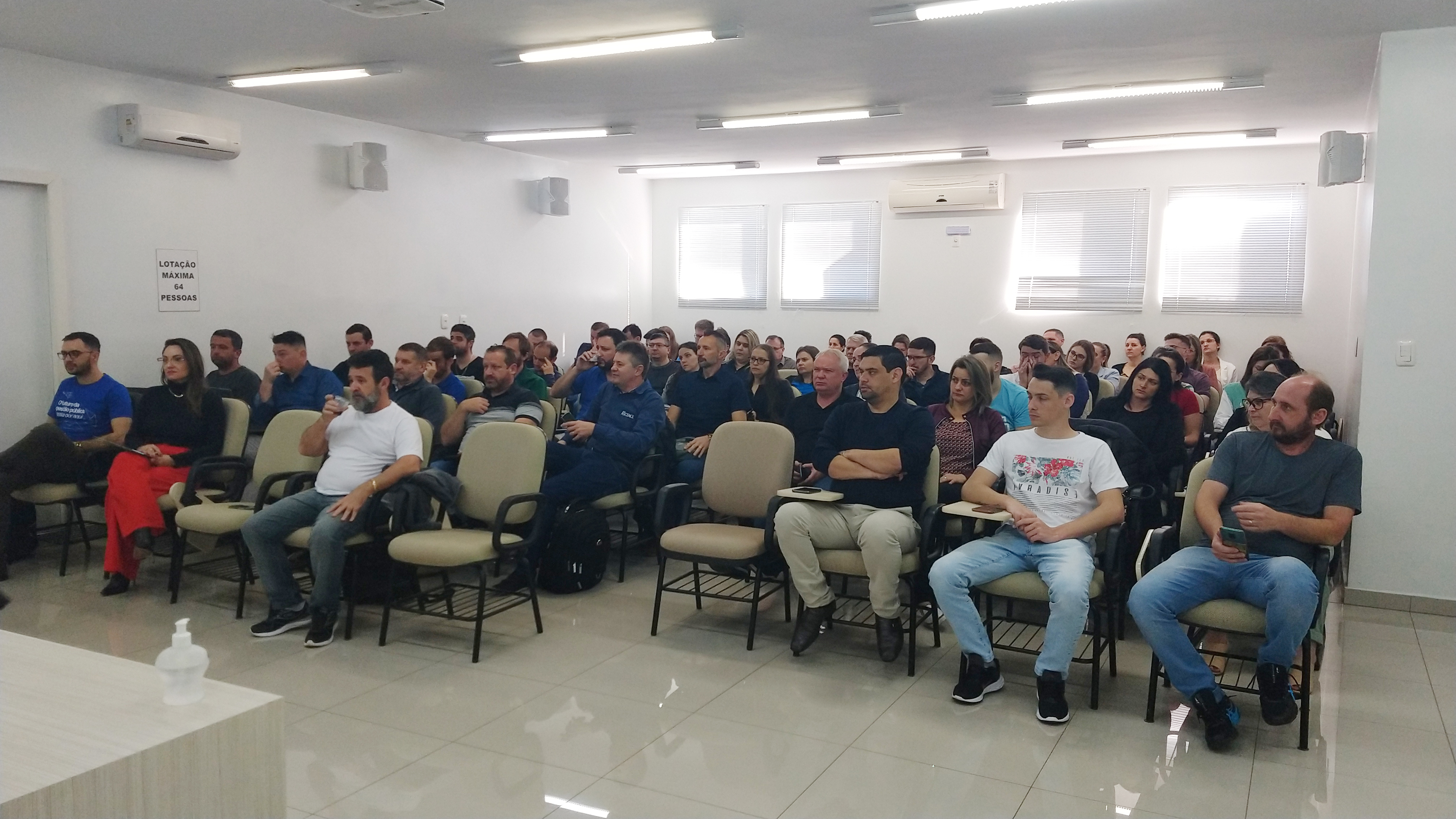 Read more about the article Contadores e controladores da região participam de formação na AMAI