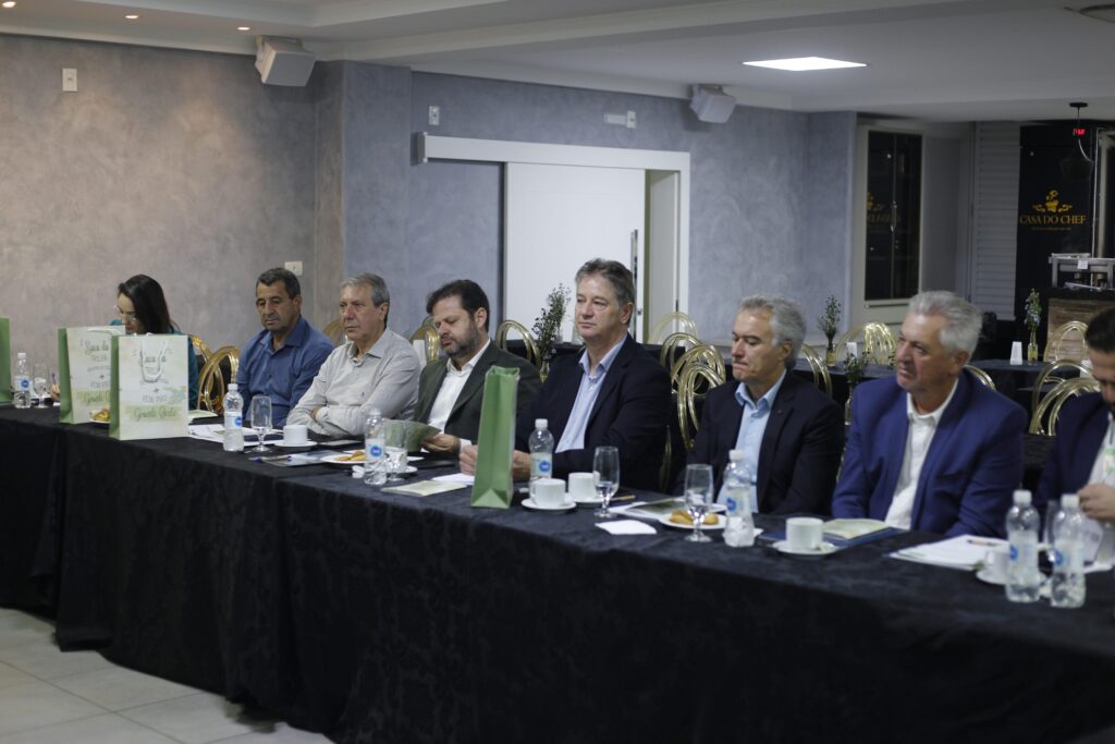 Prefeitos da AMAI realizam assembleia durante a FAEX ENERGY