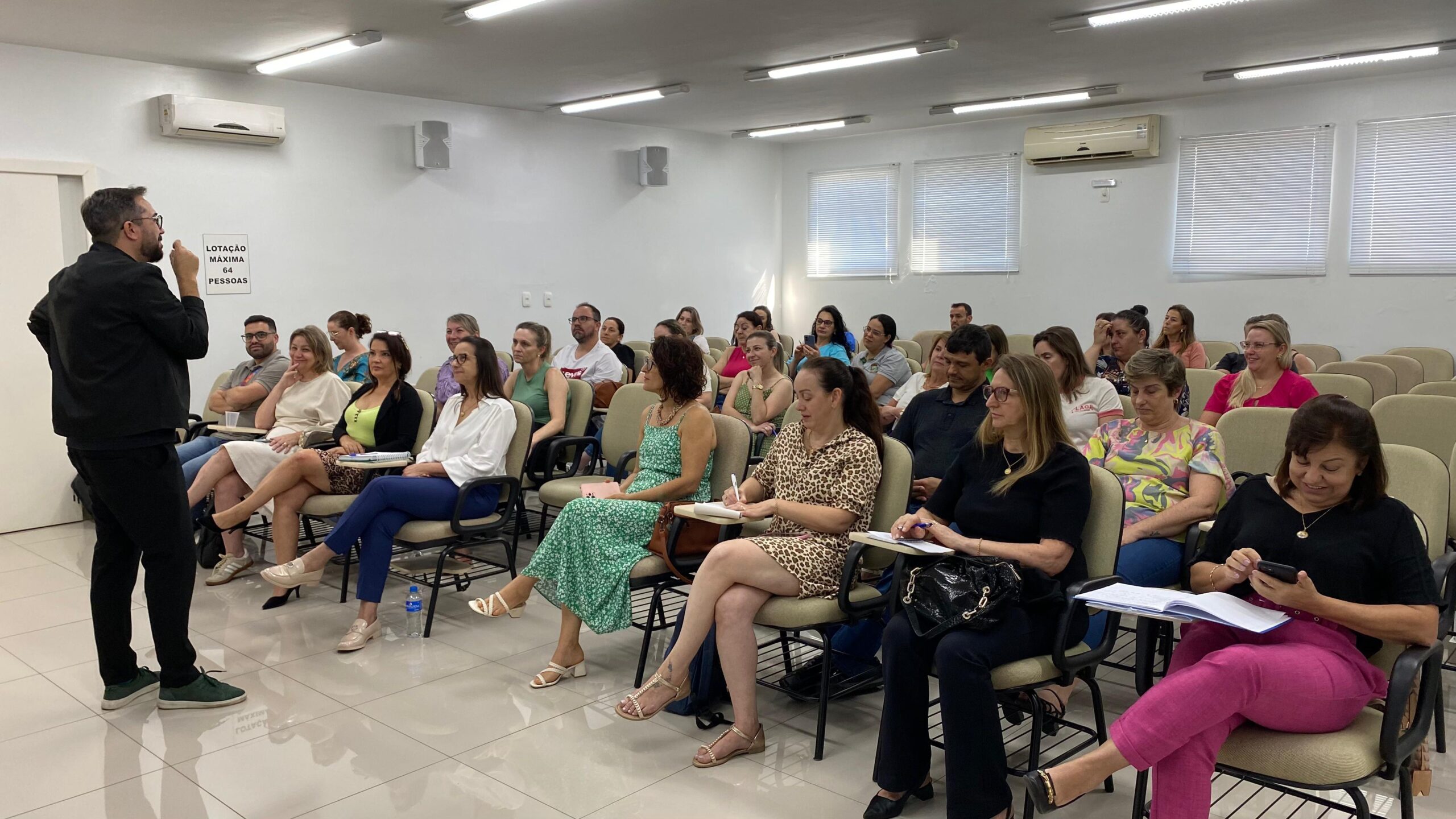 You are currently viewing Reunião do Colegiado de Educação da AMAI Promove Palestra sobre Liderança e Eficiência Estratégica